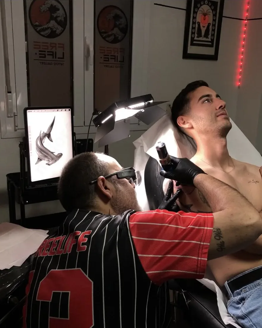 Alessi trabajando en una sesión de tatuaje