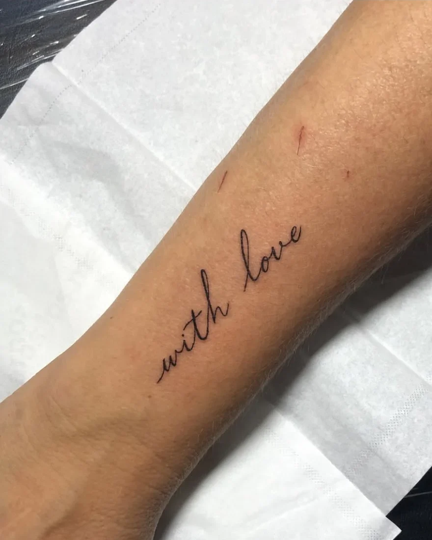 Mini tattoo de lettering fino con el texto with love