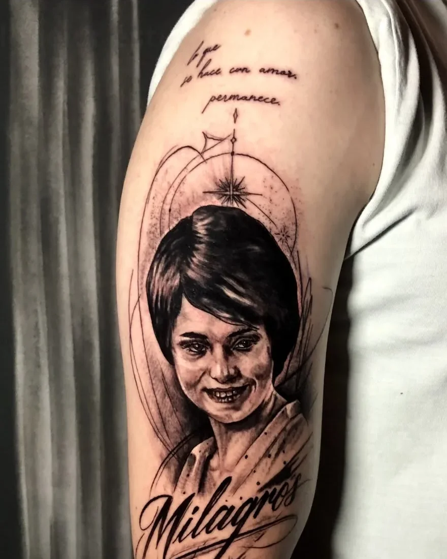 Retrato en black and grey con lettering en el brazo